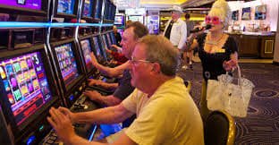 Pengguna aktif bermain kasino live dan slot melalui aplikasi BOS76 di smartphone